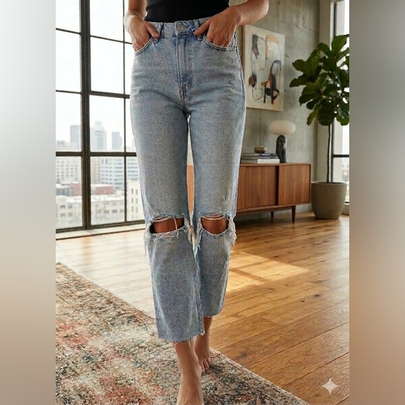 Zara Denim - zara distressed knee Raw hem button fly crop jeans size 6